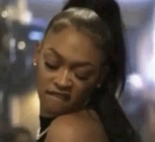 Ảnh troll dáng pose lệch đầu tạo vibe nửa thật nửa đùa