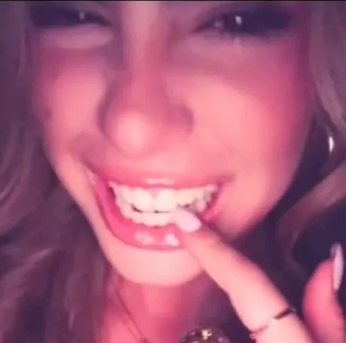 Ảnh chế nụ cười nửa miệng pha ánh mắt flirt nhẹ