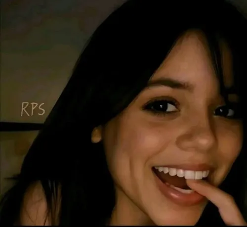 Ảnh vui liếm môi của idol Hàn khiến fan rần rần chia sẻ