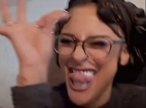 Meme cắn môi chớp nhoáng khiến tim người xem rung động