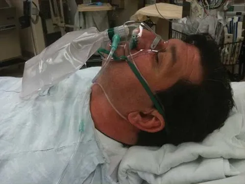 Ảnh hài thở bình oxy tượng trưng cho “cuộc sống nghẹt thở”