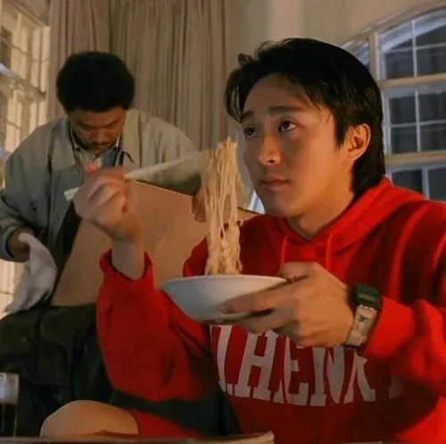 Hình hài lời thoại châm biếm phản ánh xã hội sắc bén.