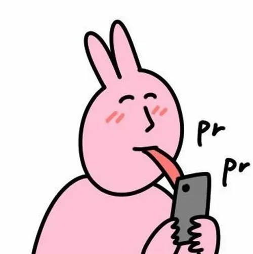 Ảnh hài thỏ hồng cầm bó hoa nhỏ, nụ cười ngại ngùng dễ thương