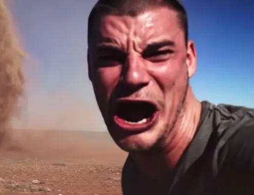 Meme hoảng hốt mô phỏng khoảnh khắc rùng rợn vừa bất ngờ vừa buồn cười