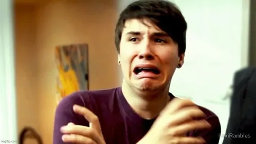 Ảnh meme hãi hùng kết hợp ánh sáng yếu và biểu cảm căng thẳng