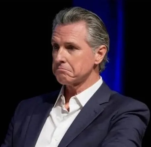 Ảnh chế biểu cảm trề môi phản ánh thái độ khinh khỉnh