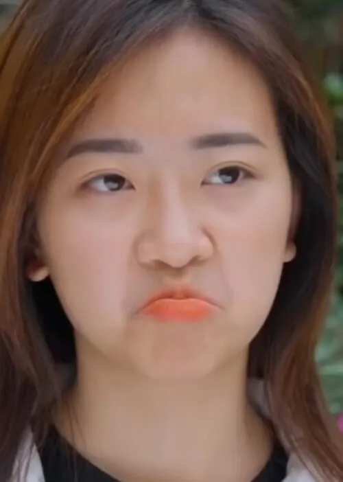 Hình chế bĩu môi phản ứng khi ai đó nói chuyện vô lý