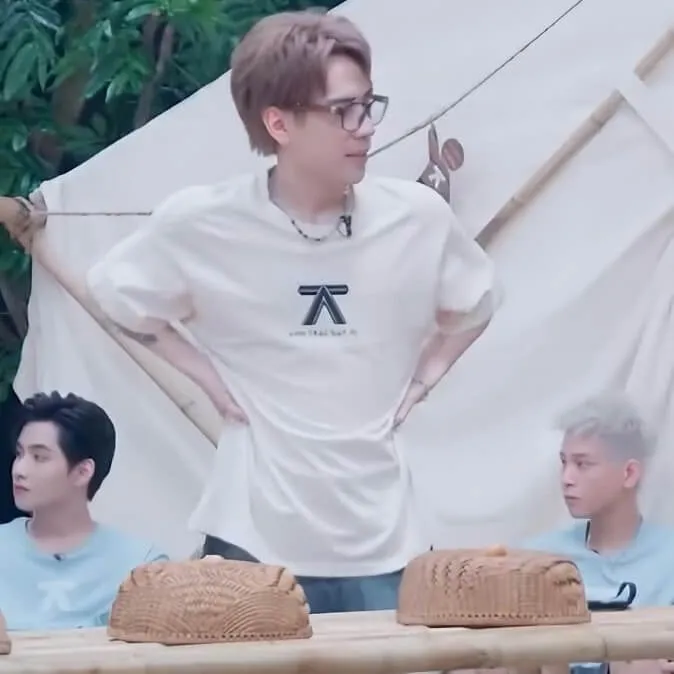 Khi giận dữ được chế ảnh: sức hút của meme chống nạnh