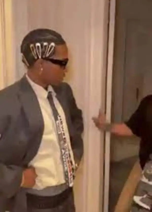 Ảnh meme chống nạnh thái độ bất mãn nhưng vẫn duyên dáng