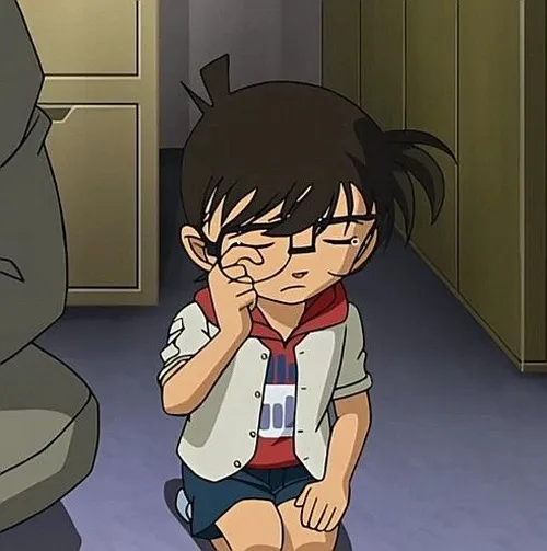 Meme Conan nhìn xuống tập tài liệu vụ án phức tạp