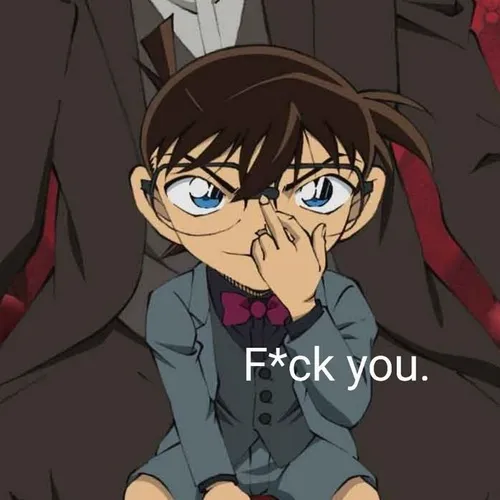 Meme hài Conan đứng cạnh Ran cười trừ lúng túng