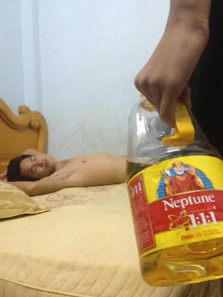 Khi dầu ăn không còn để chiên rán mà để “bôi trơn cuộc trò chuyện” Khi dầu ăn không còn để chiên rán mà để “bôi trơn cuộc trò chuyện”