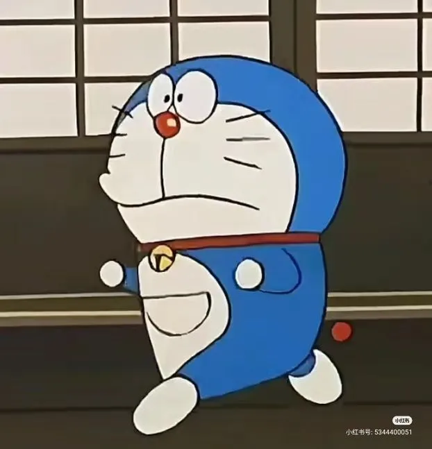 Meme Doraemon ngồi khoanh chân như thiền sư giữa nhà Nobita