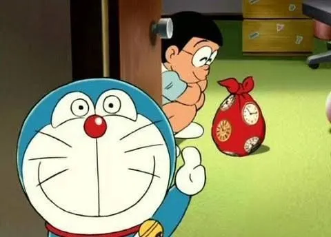 Ảnh meme vui Doraemon nhìn Xeko khoe đồ với ánh mắt “kệ đi”