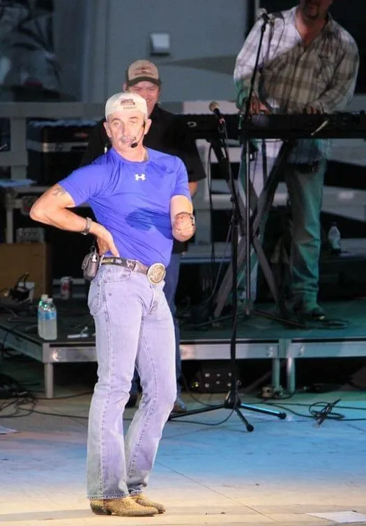 Hình troll khoanh tay thể hiện sự bất mãn rõ nét