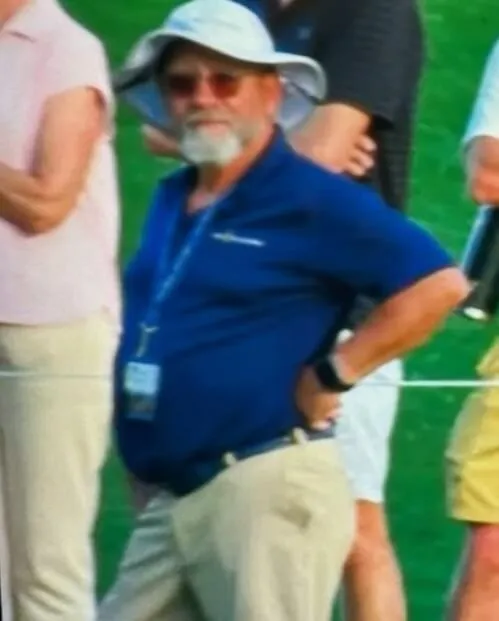 Hình chế dáng đứng quyền lực, ánh mắt đề phòng bấy nhiêu