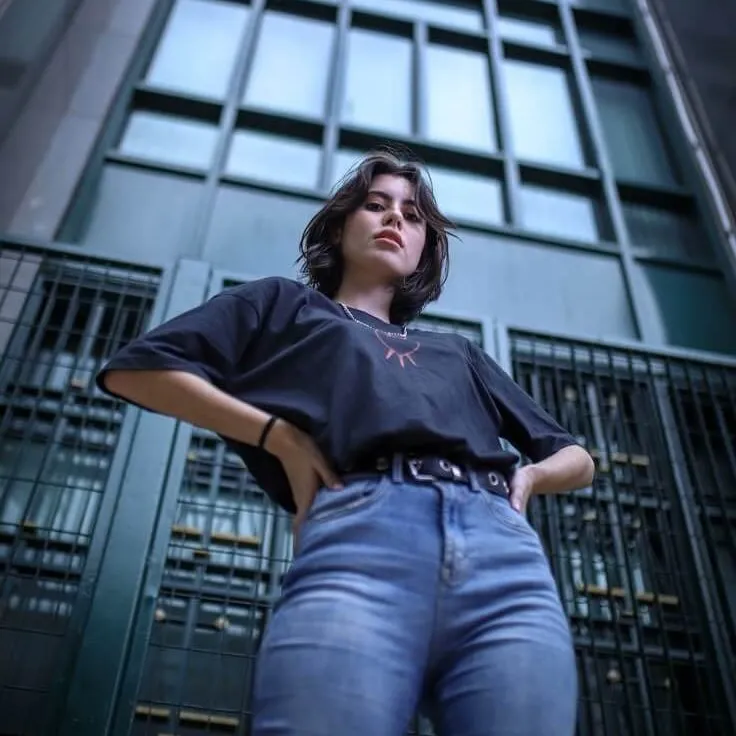 Meme chế chống nạnh dáng đứng quyền lực, caption tự hiểu thôi