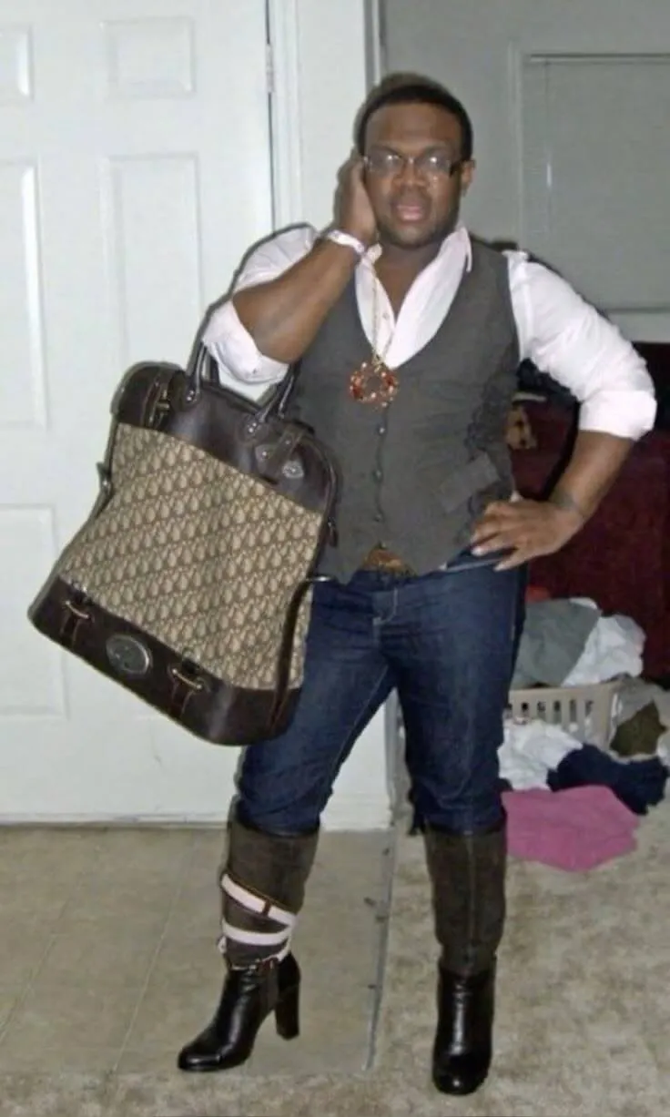 Ảnh meme chống nạnh ánh nhìn mỉa mai, câu chữ thừa thãi