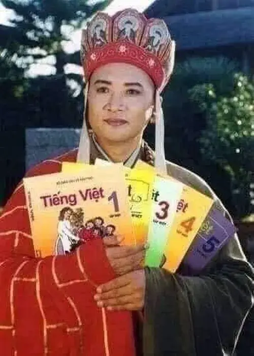 Meme troll Đường Tăng cầm sách Tiếng Việt lớp 1