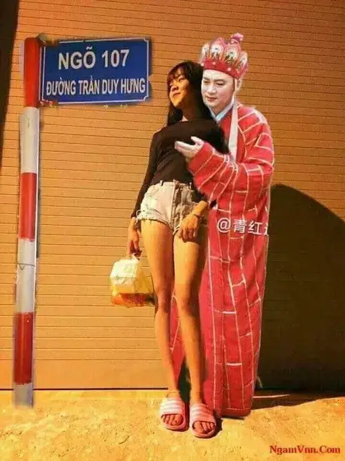 Meme hài Đường Tăng đứng ôm gái ở Trần Duy Hưng