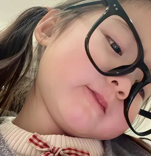 Ảnh chế baby nhìn chằm chằm như đang phân tích