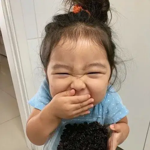 Ảnh troll nhóc tì bĩu môi phản ứng kiểu “không thèm”