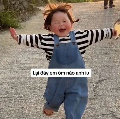 Meme chế bé con cười khanh khách trên nôi