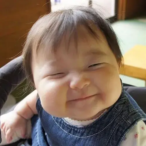 Meme hài bé yêu nắm chặt bàn tay bé xíu