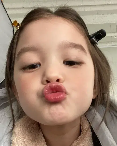 Meme chế bé yêu giơ hai tay đầu hàng siêu cưng