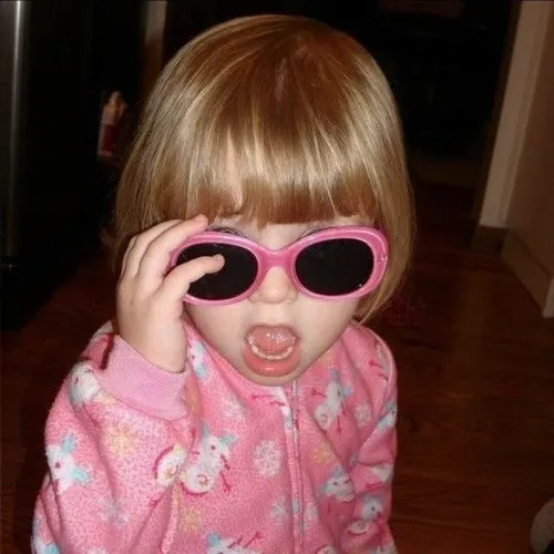 Ảnh vui em bé mếu máo với đôi má phính