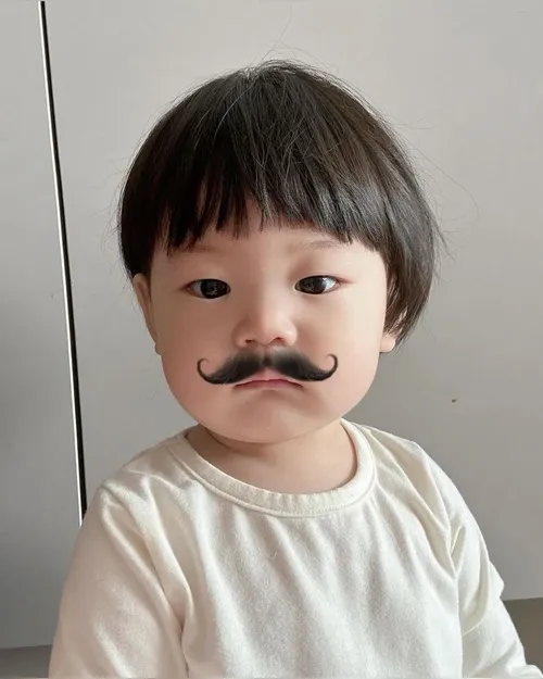 Meme vui bé con cười toét khi được bế cao