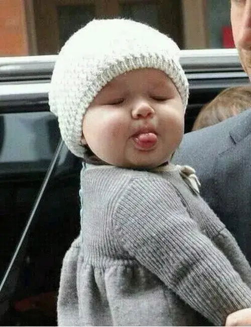 Meme chế em bé vụng về giơ tay che mặt