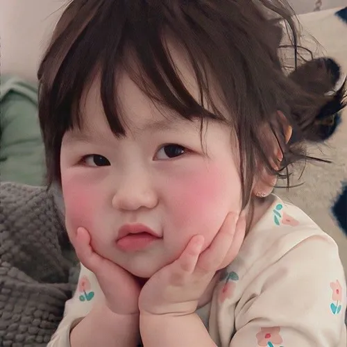 Meme chế baby nằm sấp quan sát đồ chơi mới