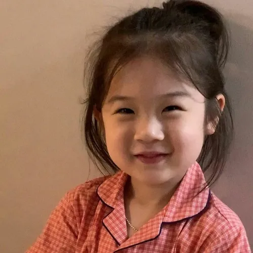 Ảnh vui bé yêu chụm môi thổi hơi vào tay