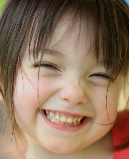 Meme vui em bé nghiêng người né ánh nắng