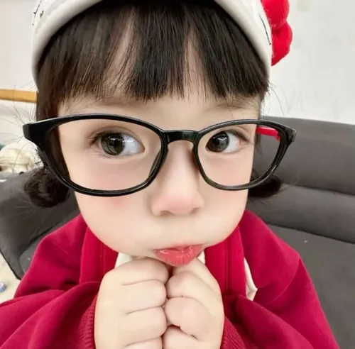 Ảnh hài nhóc tì chun mũi tỏ vẻ khó chịu