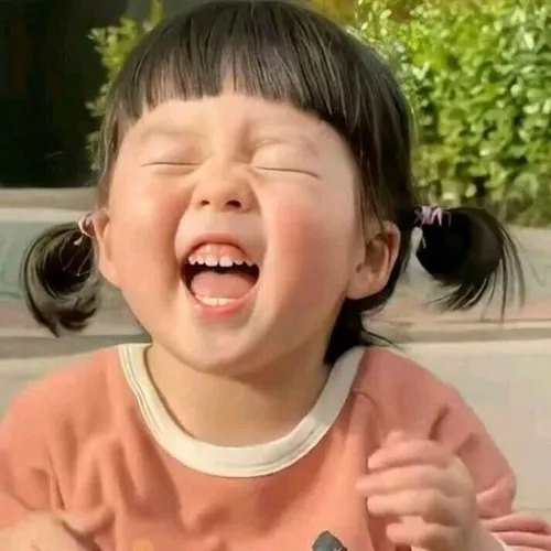 Meme chế em bé vuốt tóc như người mẫu nhí