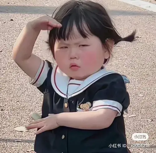 Meme em bé cười tươi giữa ánh sáng ấm áp