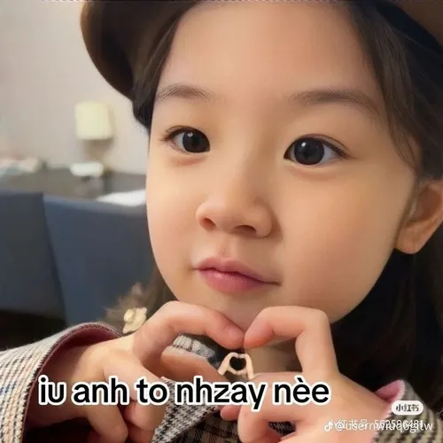 Meme troll bé con ngước nhìn trời như đang mơ