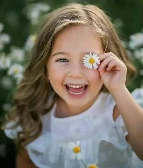 Meme chế em bé lắc lư theo điệu nhạc vui tai