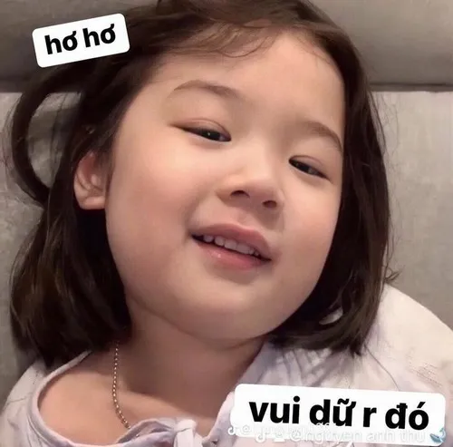 Hình meme hài em bé thổi bong bóng bằng nước bọt