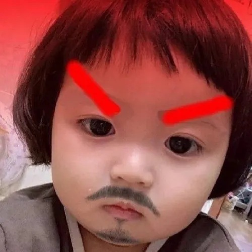 Ảnh vui baby đung đưa chân khi ngồi ghế