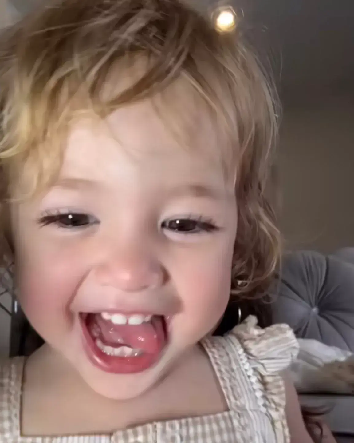 Hình meme hài ánh nhìn ngộ nghĩnh trên gương mặt