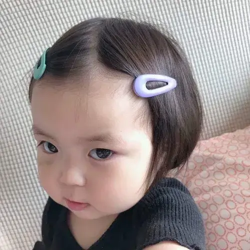 Hình chế baby với nụ cười bẽn lẽn tinh nghịch