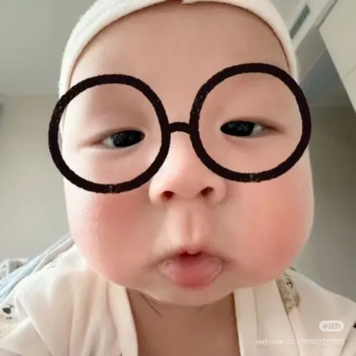 Meme hài bé yêu cười khúc khích bên bố