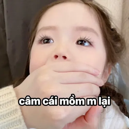 Ảnh chế bé yêu liếc nhìn bằng đôi mắt long lanh