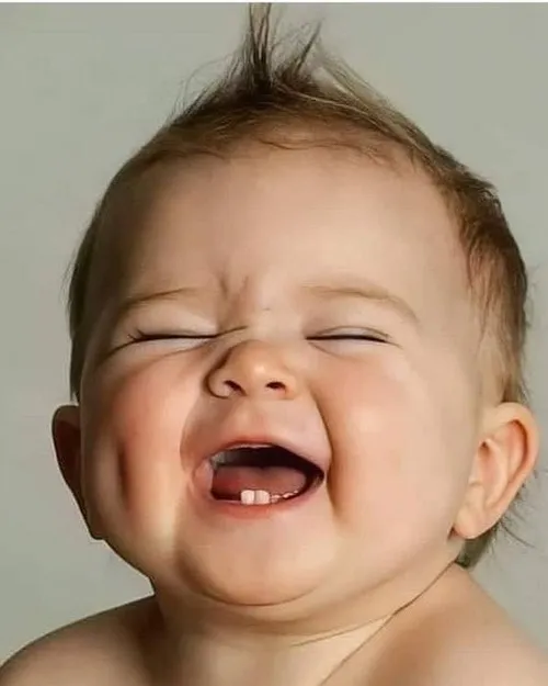 Hình troll bé con che miệng cười khúc khích