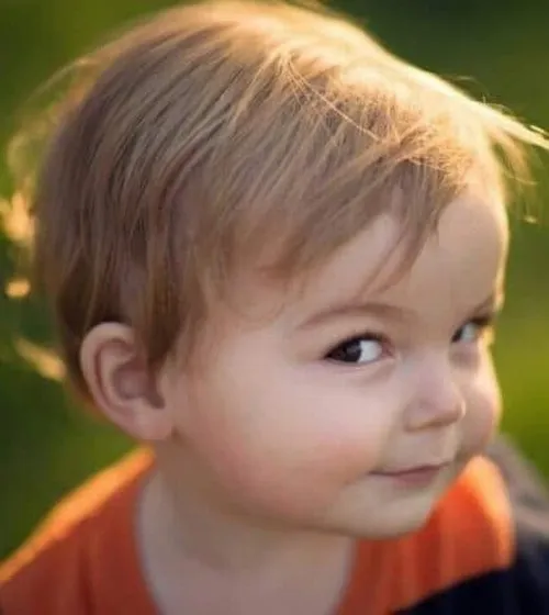 Hình troll bé con nheo mắt nghi ngờ cực duyên