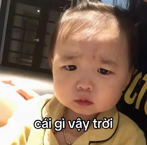 Ảnh troll bé con nhắm mắt mơ màng trong nắng sớm