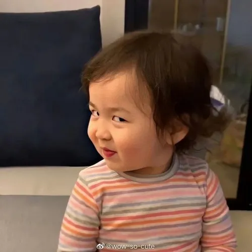 Ảnh chế baby tò mò ngó nghiêng giữa khung hình